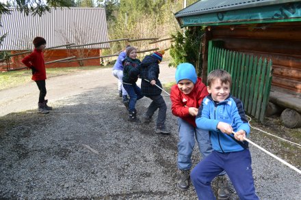 Dzieci podczas przeciagania liny przed kolyba góralską